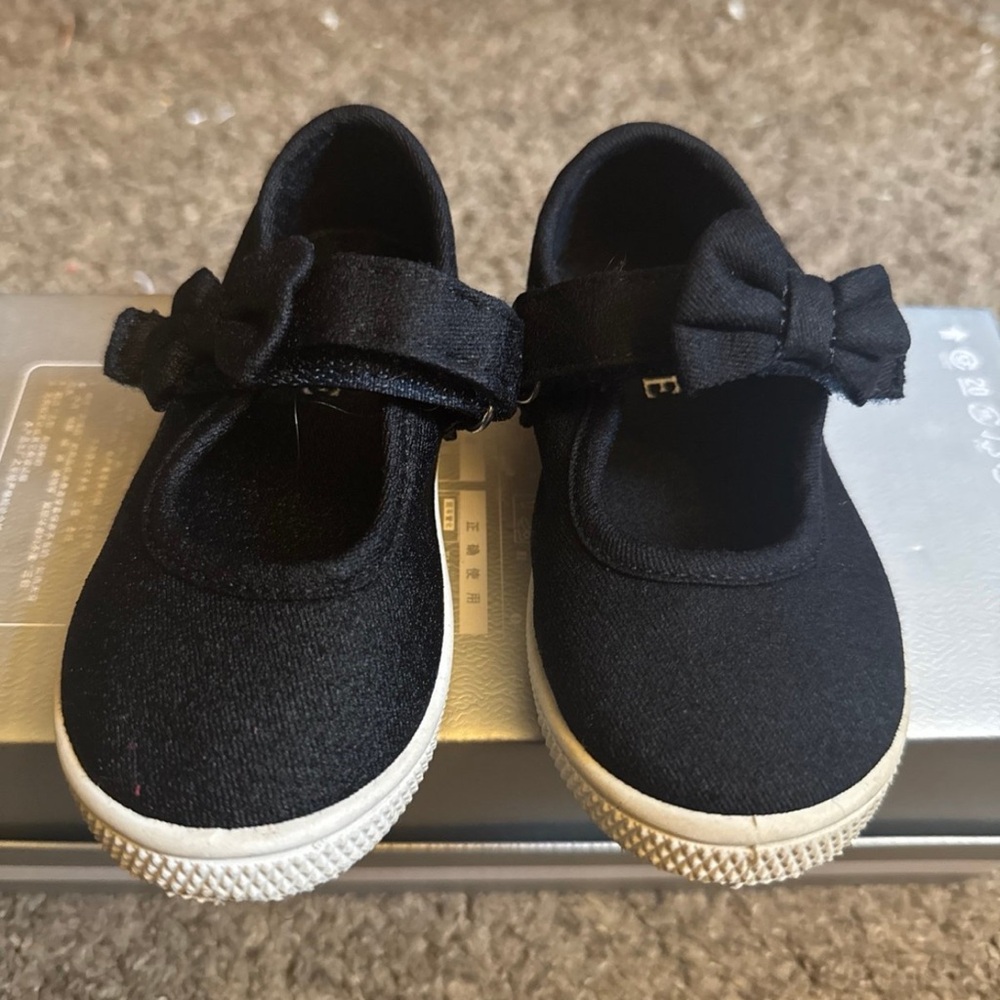 Navy blue children’s place sneakers size 6  Kids Shoes with Bow closure